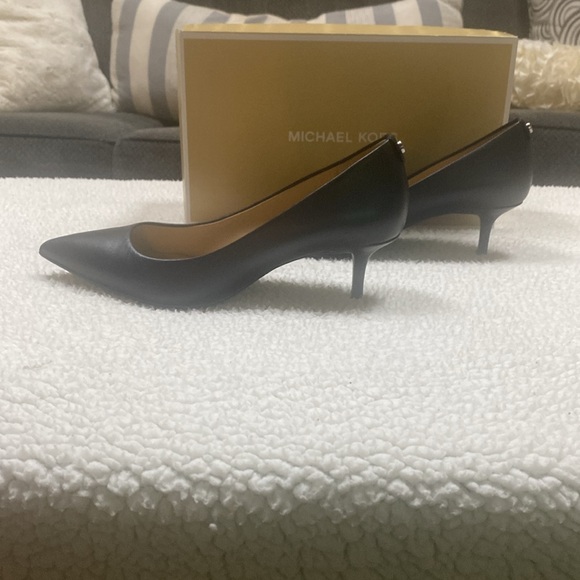 Michael Kors - MK Flex - Leather Kitten Heel - Picture 6 of 9